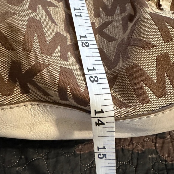 Michael Kors Gansevoort large signature shoulder bag. - Picture 8 of 8